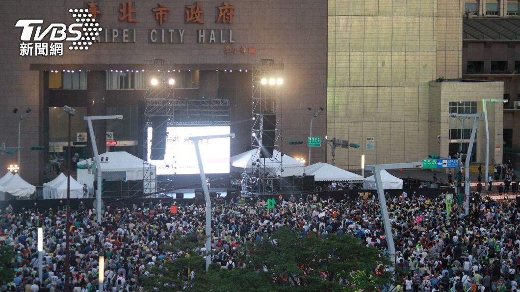 民進黨台北市長候選人陳時中在北市府前廣場進行造勢大會。(圖/方炳超攝)