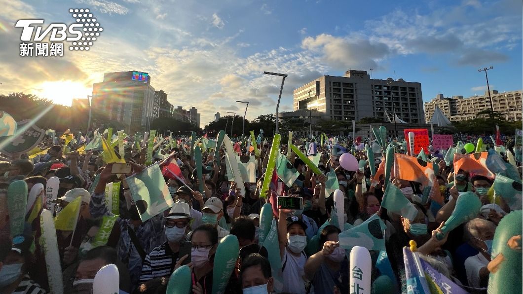 民進黨台北市長候選人陳時中在北市府前廣場舉行造勢活動,現場湧入不少民眾。(圖/方炳超攝)