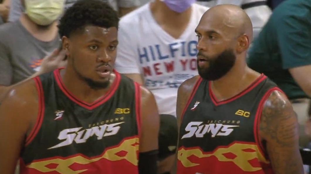太陽洋將陛下(Tony Bishop)、仕東(Diamond Stone)聯手獲得55分。(圖/翻攝自 YT T1 LEAGUE)