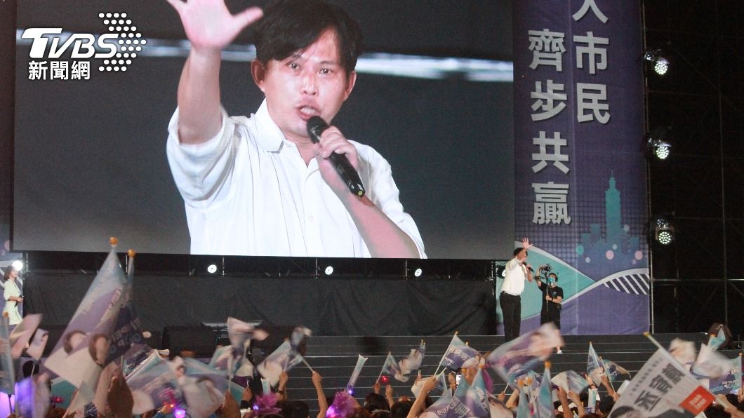 前時代力量黨主席黃國昌今(20)日為無黨籍台北市長候選人黃珊珊站台。(圖/方炳超攝)