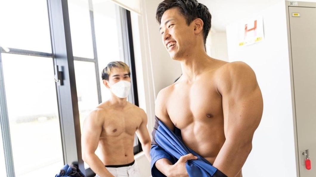 沖繩男護理師平時為醫療盡力，閒暇鍛鍊，第二年展現身材拍月曆。(圖／翻攝 メンズナースオキナワ IG)