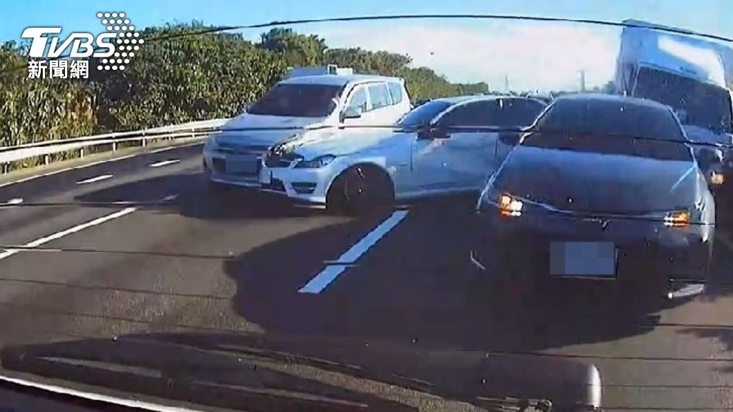 白色小貨車未注意車前狀況追撞前車。(圖/TVBS)