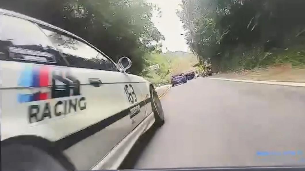 硬要切！轎車跨越雙黃線超車　重機騎士急閃不慎撞護欄