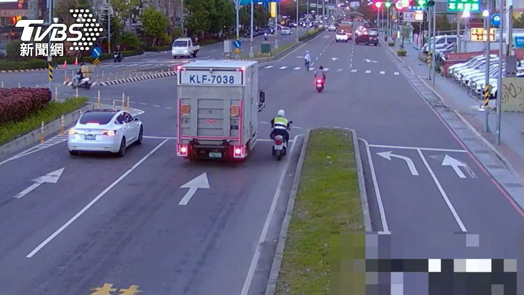 廖男酒駕拒檢逃逸,不顧危險闖紅燈,警方在後追捕。(圖/TVBS)