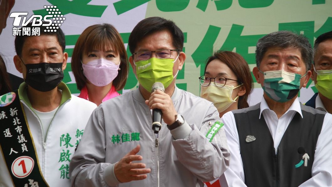 民進黨新北市長候選人林佳龍今(21)日與台北市長候選人陳時中同台車隊掃街。(圖/方炳超攝)