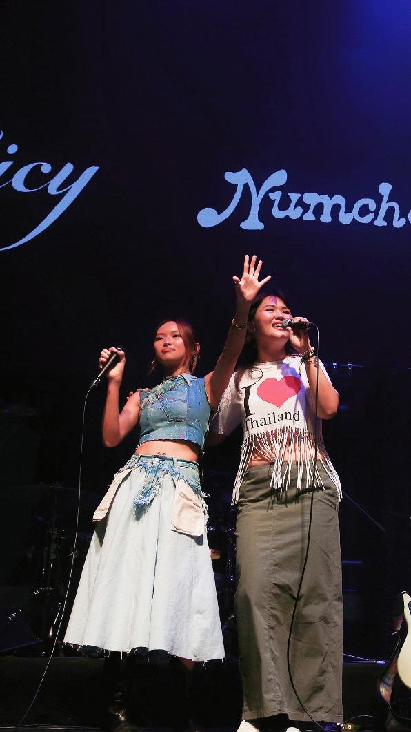 LÜCY(左)和Numcha合唱。(圖/晚安島提供)