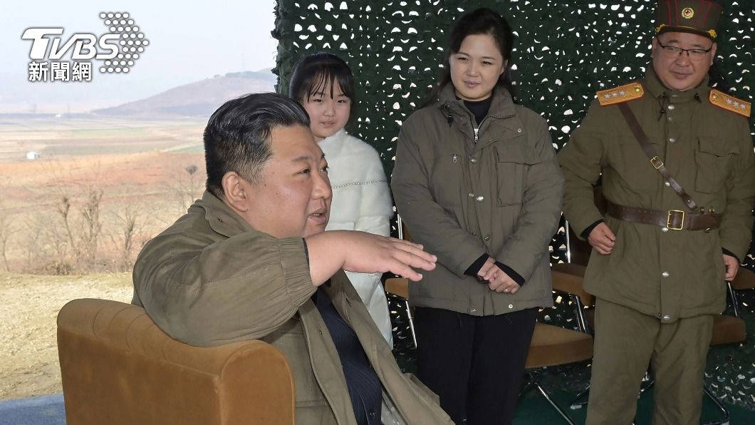 韓國專家指出,金正恩會讓女兒露面,象徵他要將尖端核戰力傳承到下一代。(圖/達志影像美聯社)