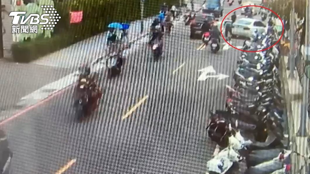 不滿機車龜速「擋車」 黑衣男當街持棍攔車 下場慘了
