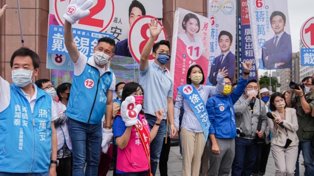 台北市長候選人蔣萬安站路口拜票。（圖／蔣萬安辦公室提供）