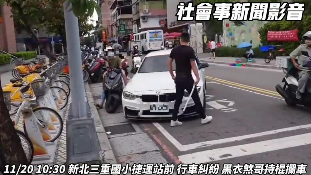 路過民眾拍下黑衣男攔車理論的過程。(圖/翻攝社會事新聞影音)