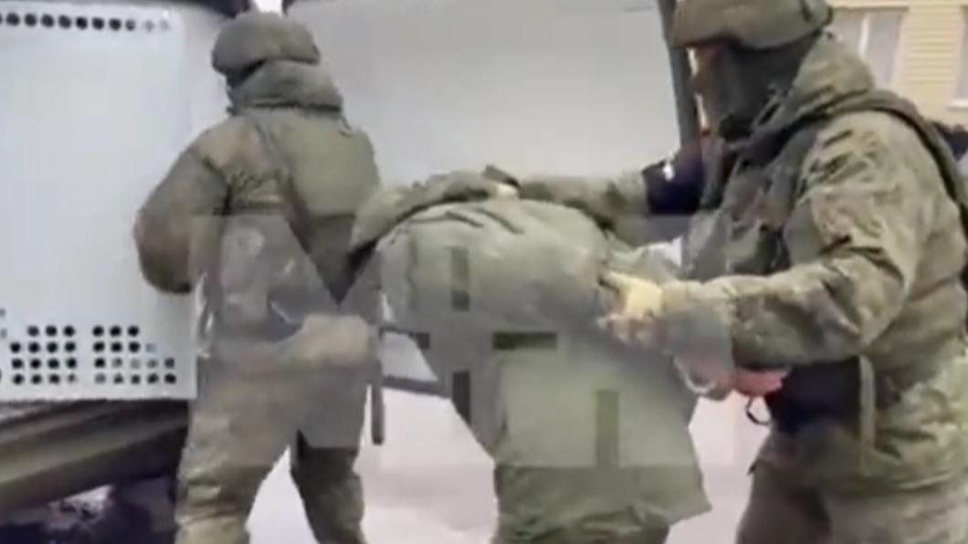 影片曝光！俄兵拒上前線送死　竟被當場押去監獄