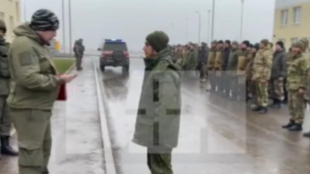 俄軍在別爾哥羅德(Belgorod)地區集合,一名長官當眾處分拒戰士兵。(翻攝自 推特@GirkinGirkin)