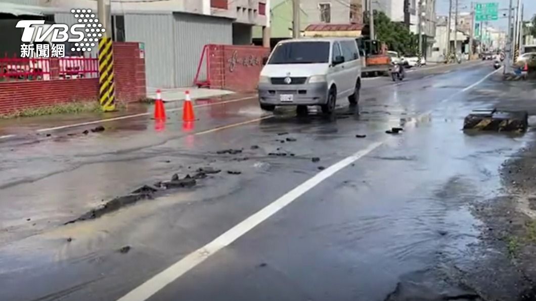 台南歸仁自來水管爆裂！路面隆起滲水　開挖搶修8百戶嘸水用