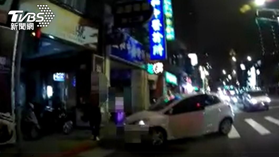 下班途中轎車拋錨卡路旁　女駕駛嚇壞求救　警民合作解圍