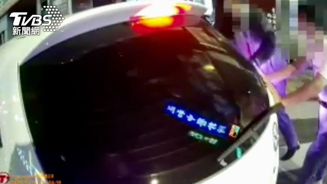 警方與見義勇為的民眾一起推車。（圖／TVBS）