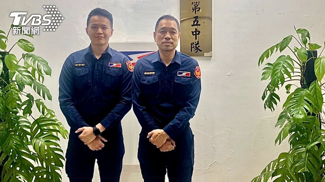 北市保安警察大隊第五中隊警員李君翌（左）、小隊長簡永順日熱心為民服務。（圖／TVBS）