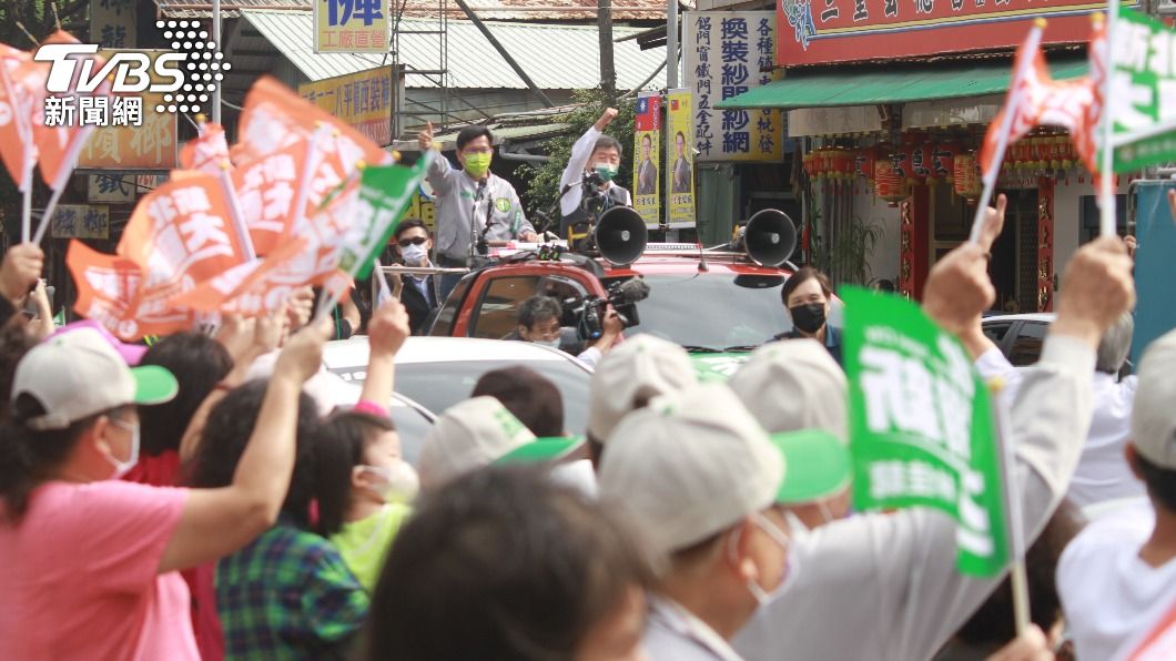 民進黨新北市長候選人林佳龍與台北市長候選人陳時中同場車掃，沿途仍有民眾熱烈歡迎。（圖／方炳超攝）