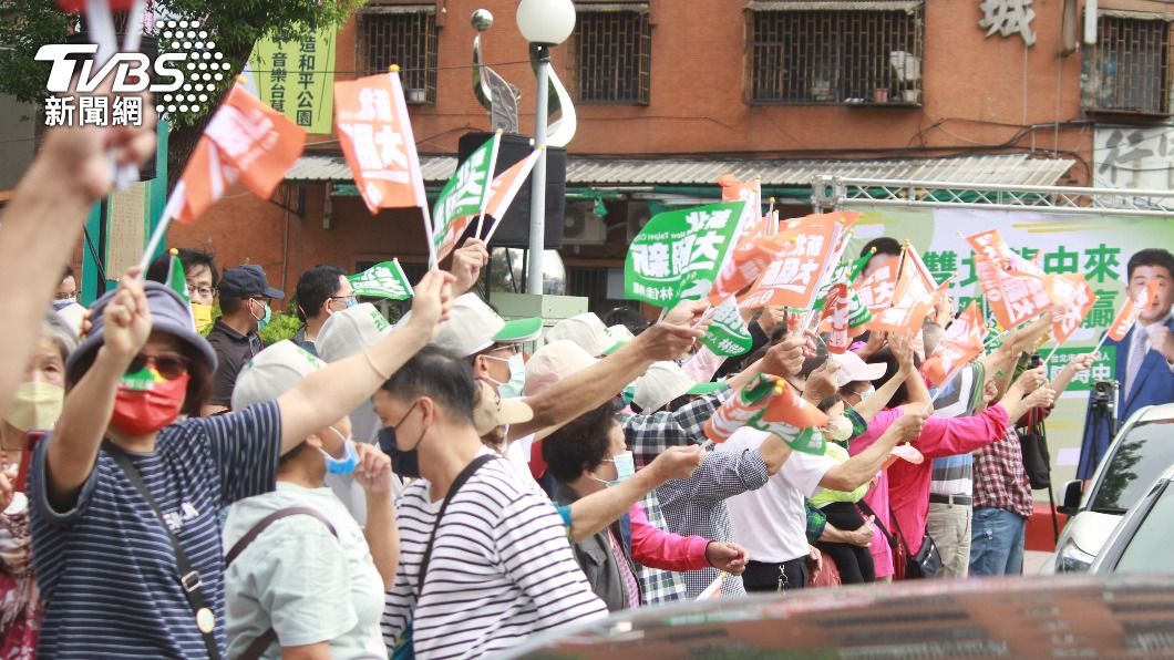 民進黨新北市長候選人林佳龍與台北市長候選人陳時中同場車掃，沿途仍有民眾熱烈歡迎。（圖／方炳超攝）