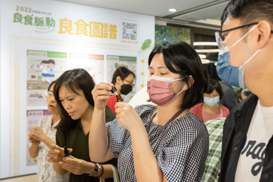 講座結合調香DIY體驗,讓民眾吸收講者知識後能創造自己生活的味道。(圖/灃食公益飲食文化教育基金會提供)