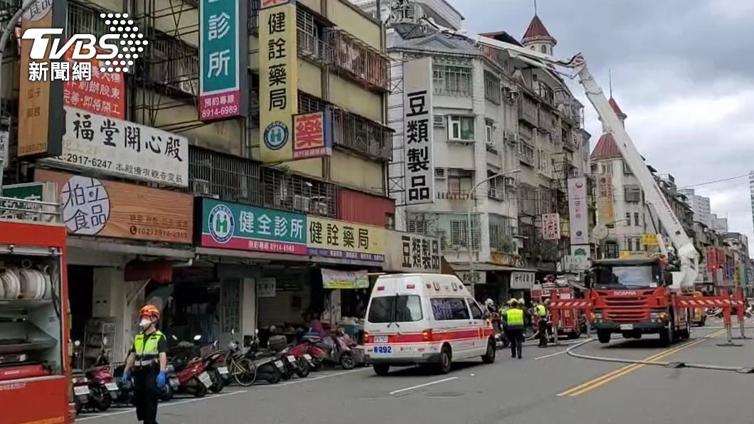 大批消防人車到場搶救。（圖／TVBS）