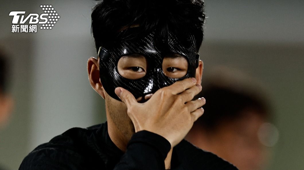 韓國名將孫興慜戴防護面罩上場練習。(圖/達志影像路透社)