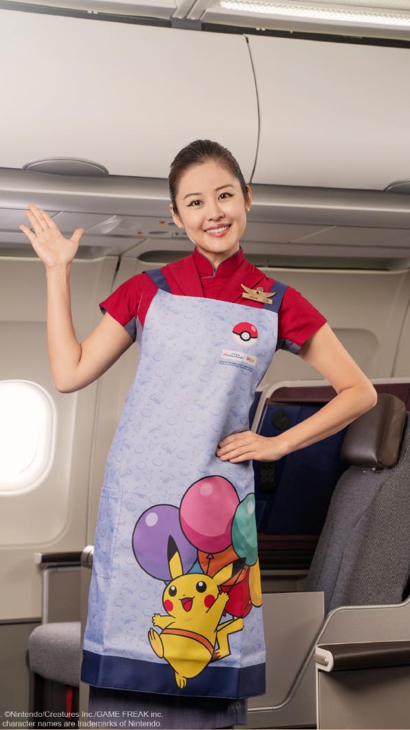 「皮卡丘彩繪機 CI 空服圍裙」28 日開放搭機前上網預訂。(圖/華航提供)