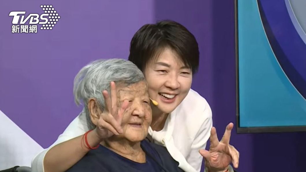 選前最後一週,黃珊珊高齡93歲的母親首度公開現身,坐著輪椅到競選總部為她加油打氣。(圖/TVBS)