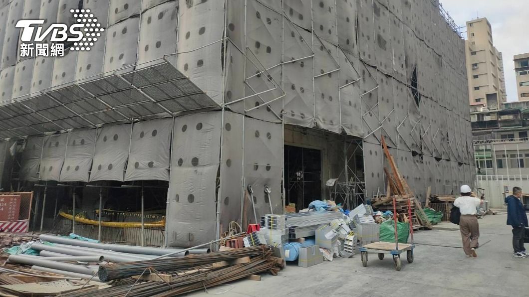 北市松山區稍早傳出工人遭土方活埋的工安意外。(圖/TVBS)