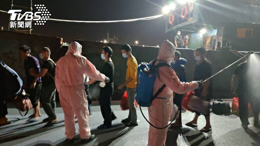 陸漁船囂張越界!海面蛇行拒檢 海巡「貼船」押回14人