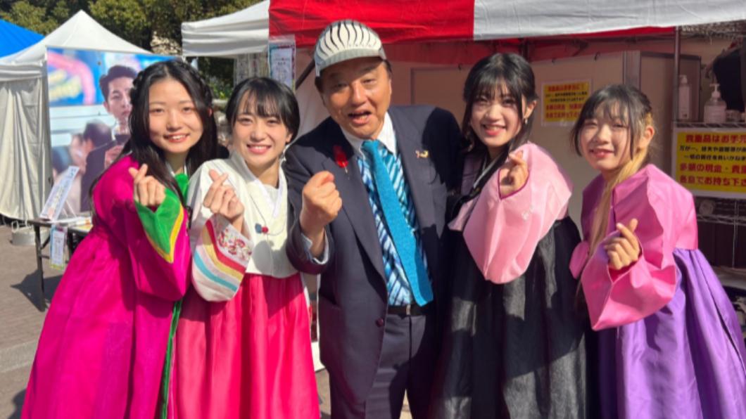 名古屋市長又是你！與女團合照手指愛心比成性暗示手勢　