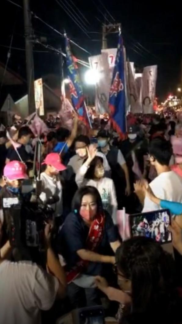 潘孟安和周春米陪何春美大進場。(圖/民眾提供)