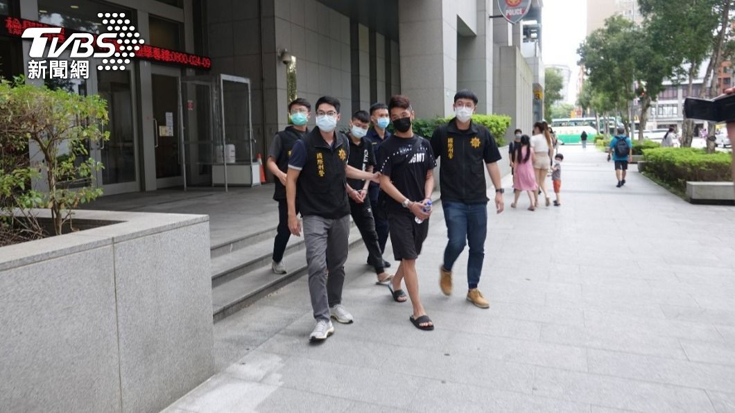 羅姓主嫌與共犯被警方逮捕送辦。(圖/TVBS)