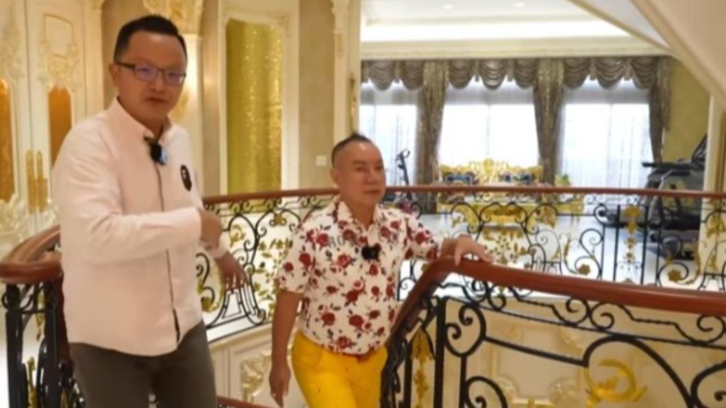 胡漢龑董事長先帶著邢雨龍參觀金碧輝煌的8層樓超大豪宅。（圖／翻攝自車水馬龍網）
