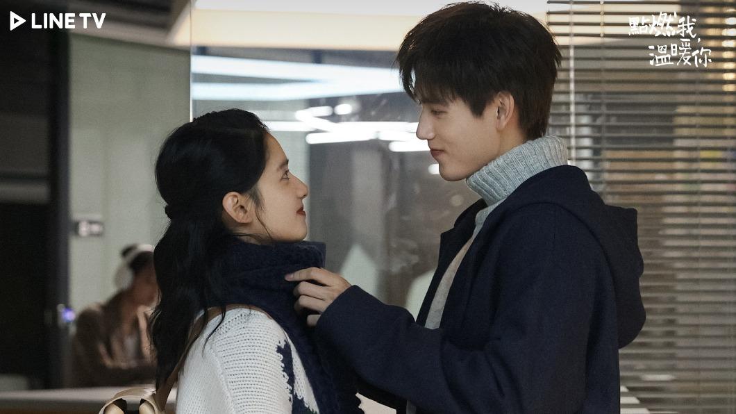 陳飛宇(右)與張婧儀主演的《點燃我,溫暖你》,一開播就好評如潮。(圖/LINE TV提供)