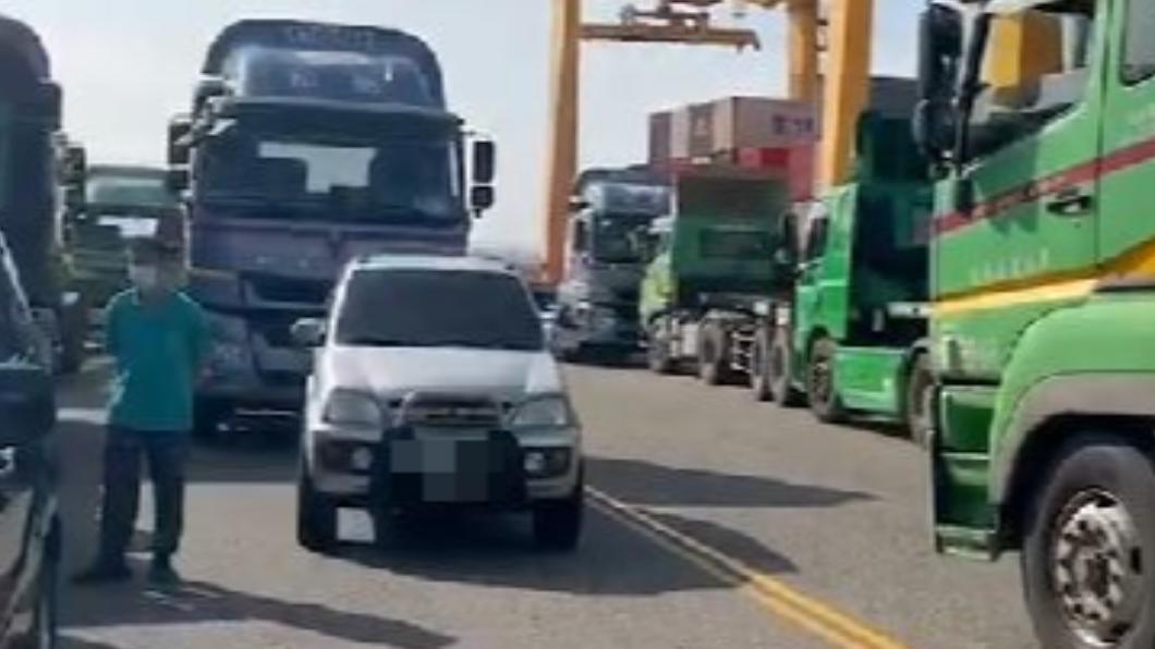 台中港血腥鬥毆!15貨櫃車擠一團 他遭猛扁肋骨斷6根