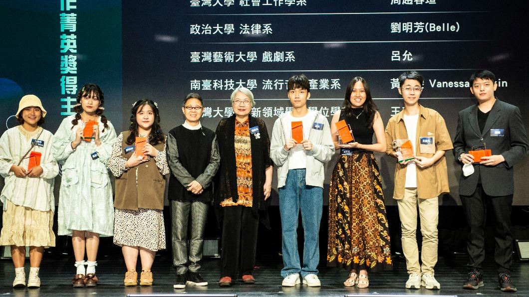 丁曉雯(左4)與第1屆校園創作菁英獎得主合影。(圖/中華音樂人交流協會提供)