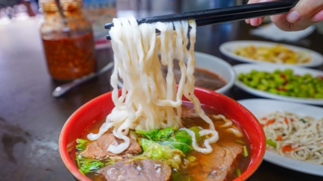 牛肉麵吃起來是香辣的正宗眷村口味。(圖/剎有其食提供)