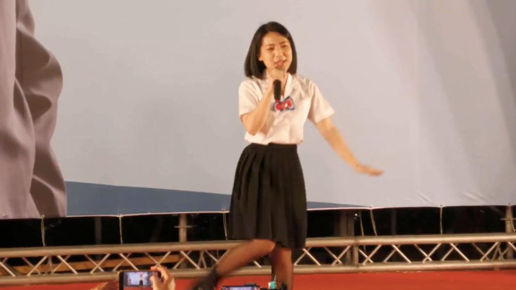 台北市議員徐巧芯穿上制服跳《愛你》，網友讚「戀愛了」。（圖／謝龍介臉書直播）
