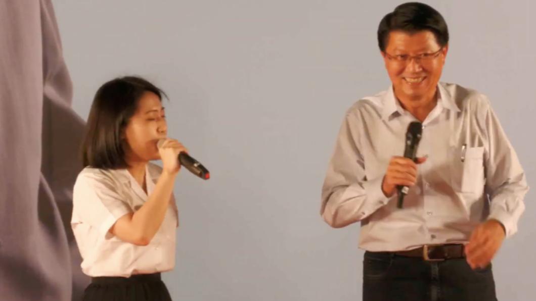 國民黨台南市長候選人謝龍介今晚舉辦募款餐會，台北市議員徐巧芯站台力挺。（圖／謝龍介臉書直播）