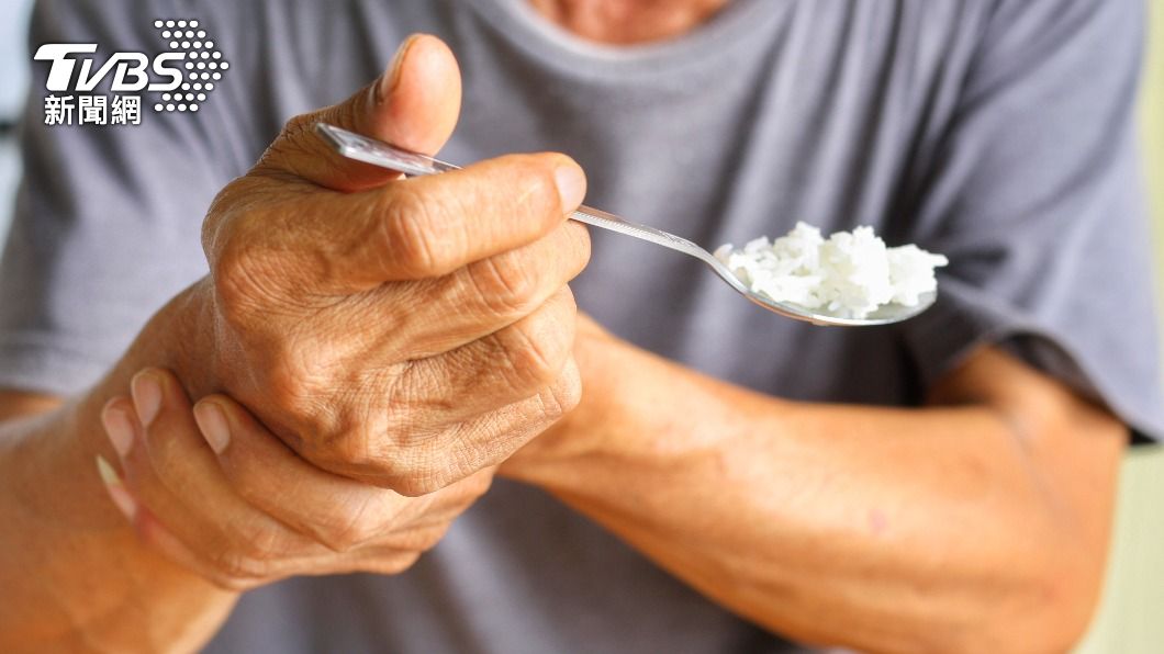 手抖是巴金森氏症的常見症狀。（示意圖／shutterstock達志影像）