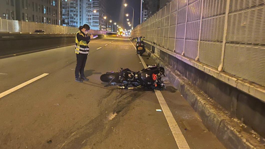 重機追撞小轎車車尾後噴飛,騎士傷重不治。(圖/TVBS)