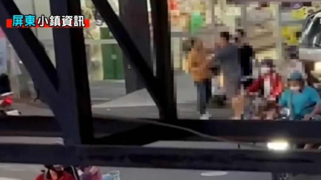 一旁路人也來勸架。（圖／翻攝自屏東小鎮資訊）