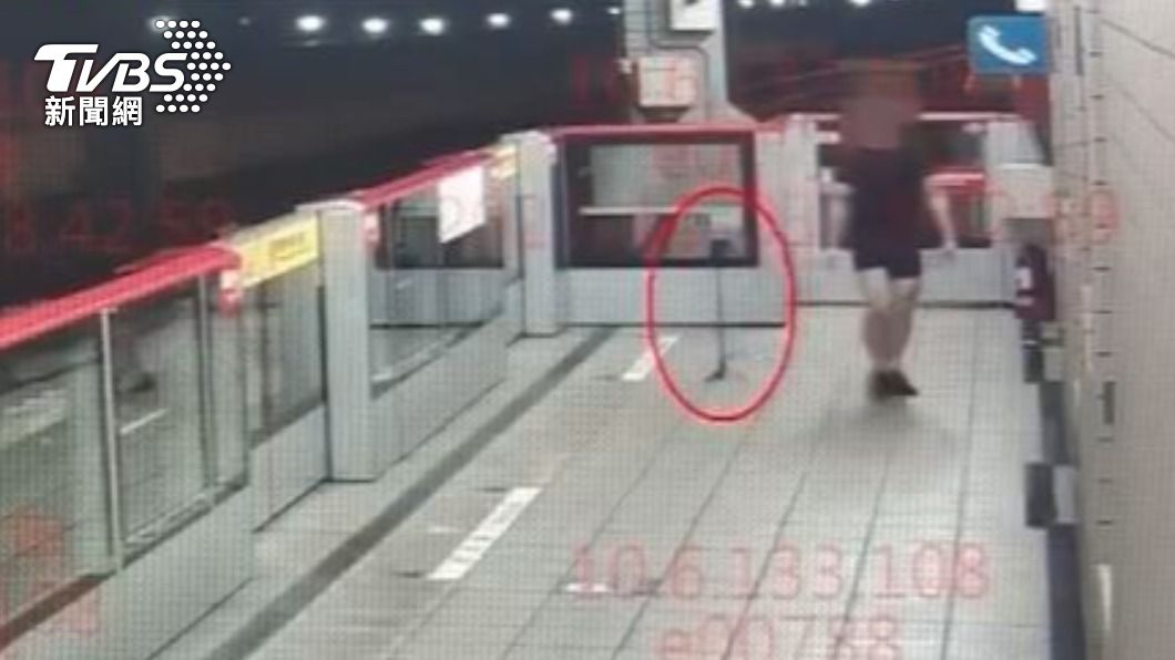 架設攝影機裸拍,還將影像上傳到網路上供人瀏覽。(圖/TVBS)