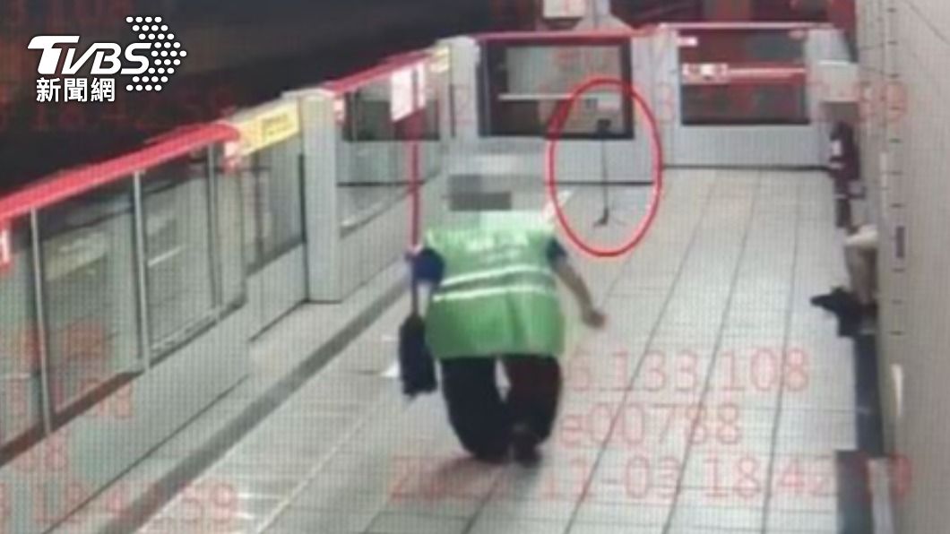 清潔人員經過謝姓工程師才將衣服穿上。(圖/TVBS)