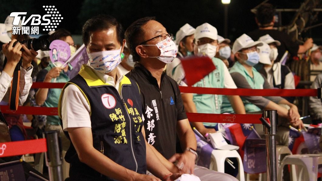 國民黨籍新竹市副議長余邦彥19日晚間現身民眾黨新竹市長候選人高虹安造勢晚會。(圖/方炳超攝)