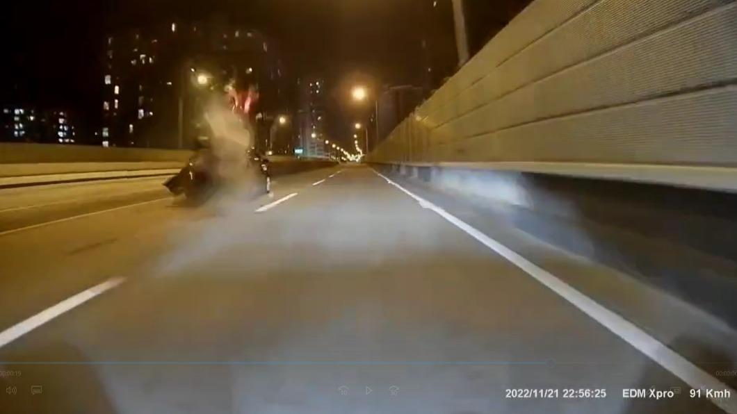 行車紀錄器拍下撞擊瞬間。（圖／民眾提供）