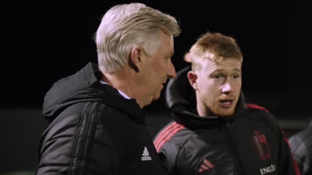國王菲利普在場邊指導明星中場德布勞內(Kevin De Bruyne)。(圖/翻攝自YT Royal Belgian Football Association)