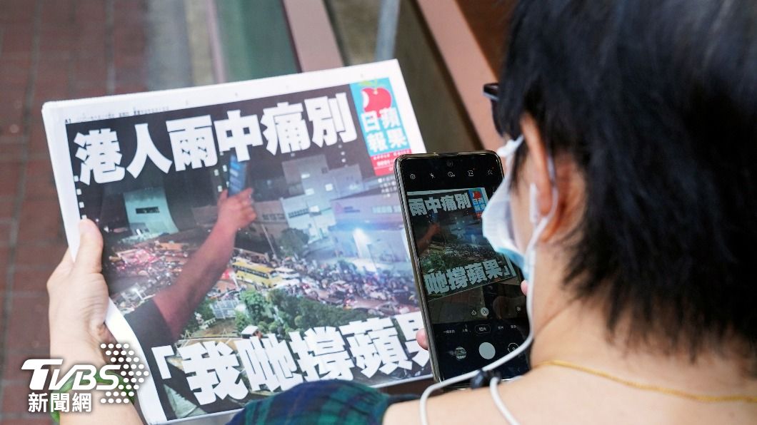 香港蘋果日報多名高層與黎智英,被指控涉及勾結外國勢力,觸犯國安法規範。(圖/達志影像路透社)