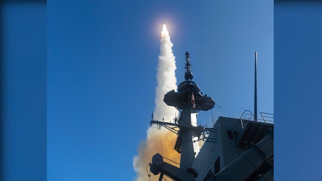 日本海上自衛隊「摩耶號」、「羽黑號」神盾驅逐艦順利達成攔截導彈測試。(圖/翻攝自日本海上自衛隊推特)