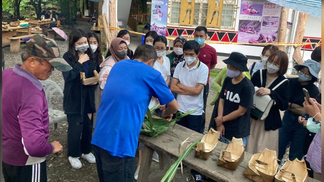 透過解說製作傳統的檳榔葉鞘食器,品嘗阿美族特有飲食文化。讓同學親身體驗這塊土地的自然風物與人文歷史。(圖/東華大學提供)
